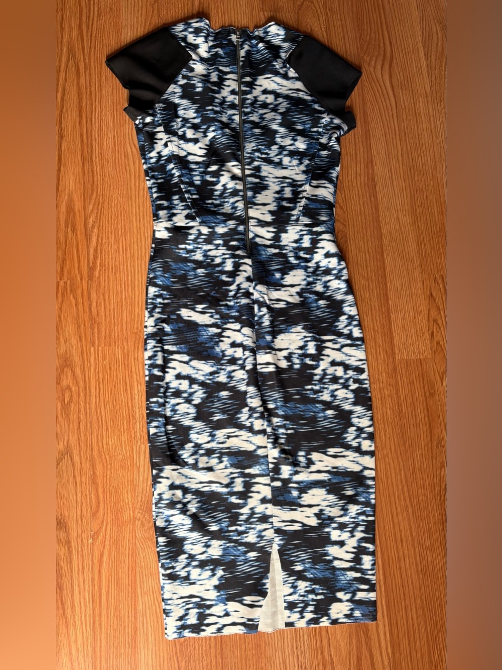 Zara Blue V Neck Bodycon White, Black & Blue Printed Midi Sheath Dress Small - Picture 9 of 9